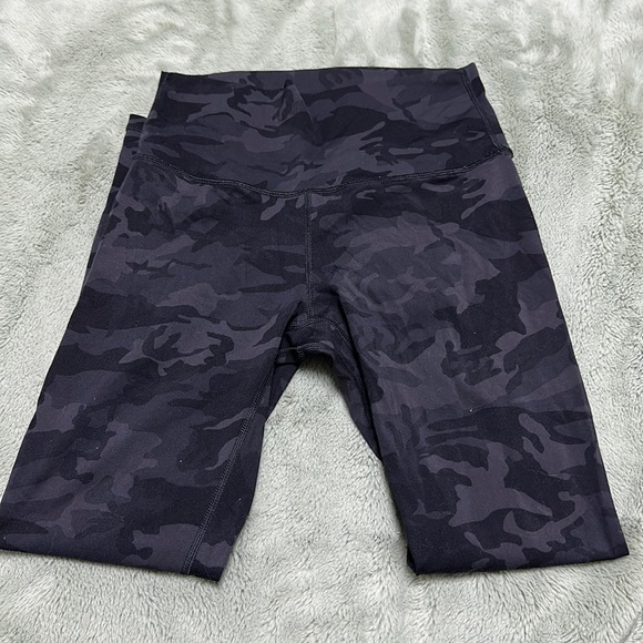 Lulu 3/4 camo leggings size small - Picture 1 of 2